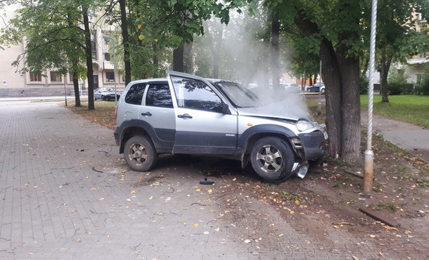 В Кирове около ДК «Родина» автомобиль врезался в дерево