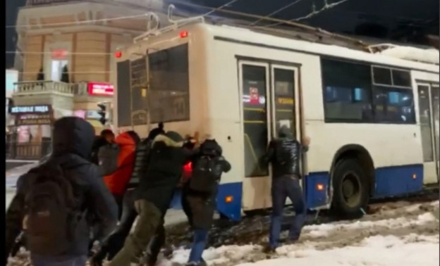 В Кирове на улице Ленина пешеходы помогли вытолкать троллейбус