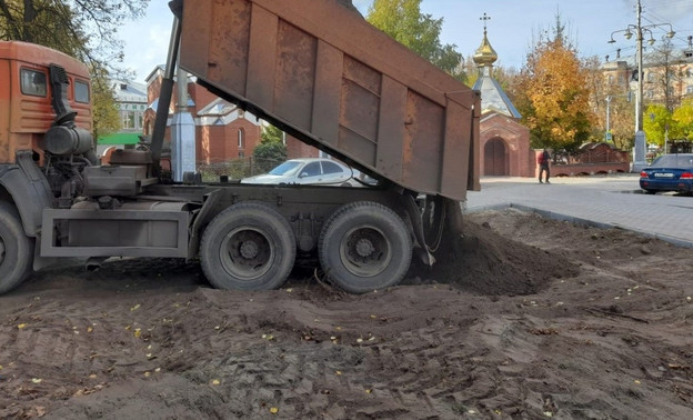 На площади Лепсе благоустраивают газоны