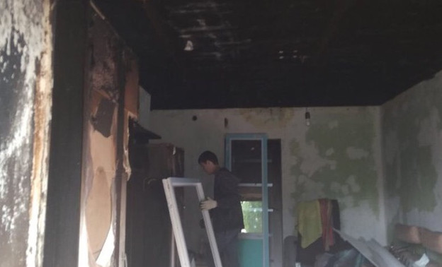 Из-за непотушенной сигареты сгорела соседняя квартира. Семья лишилась имущества