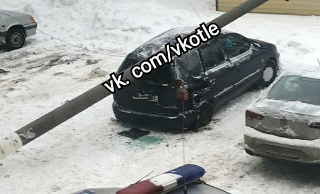 В Котельниче столб упал на припаркованный автомобиль