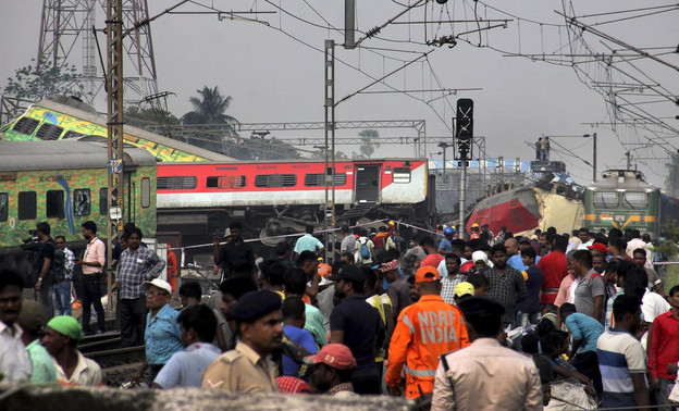 В Индии столкнулись три поезда. Погибли 288 человек