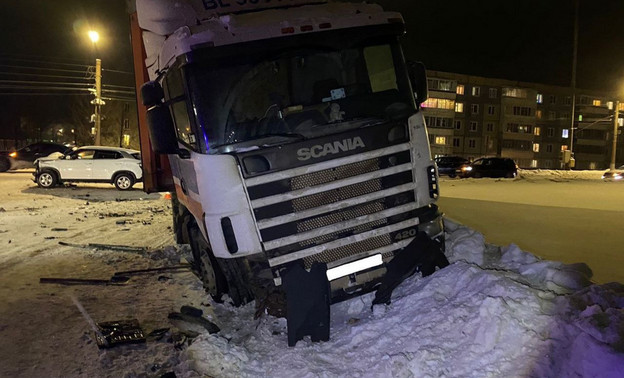 В Кирове столкнулись Scania и Hyundai