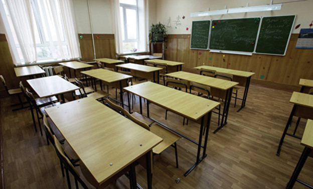 В школах Кирова массово отменили занятия из-за аномального снегопада