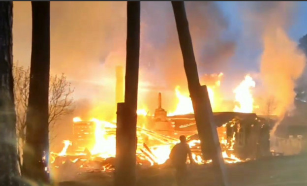Опубликовано видео страшного пожара в Нолинском районе, где погибли два человека