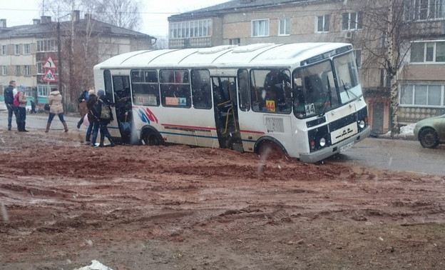 В Кирове пассажирский автобус застрял в грязи