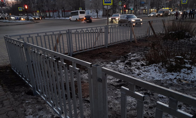 В администрации Кирова прокомментировали установку серых ограждений вместо живой изгороди