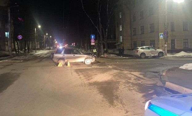 В Кирове на перекрёстке столкнулись две иномарки. Пострадали три человека (ФОТО)