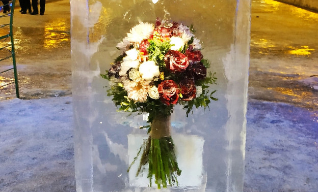 В Кирове у Филармонии установили замороженный в глыбе льда букет цветов