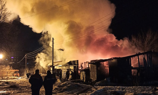«Начали взрываться газовые баллоны»: в Нововятске ночью тушили крупный пожар