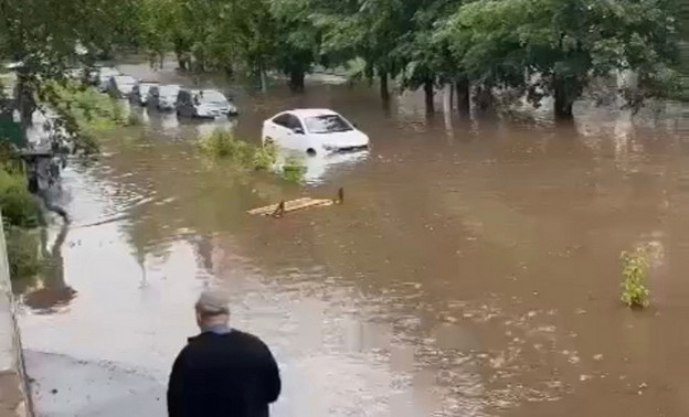 Киров ушёл под воду после сильного дождя. Видео