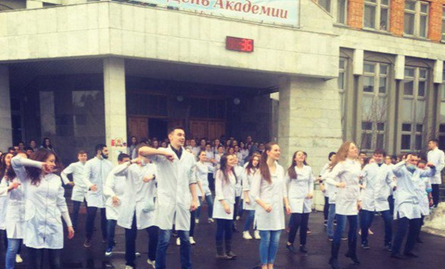 Сегодня в Кирове у здания Медакадемии состоялся танцевальный флешмоб