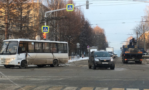 В Кирове на перекрёстке Щорса и Попова кран оборвал провода. Движение заблокировано