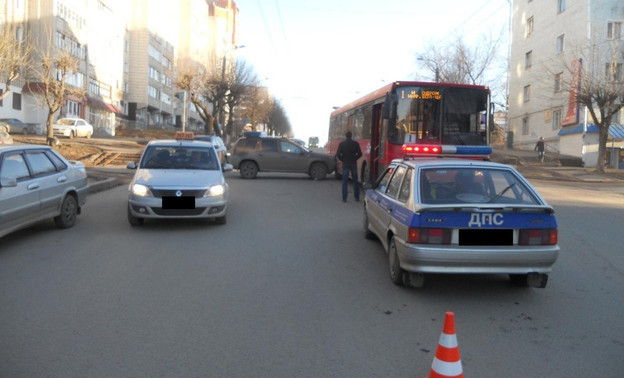 На Ленина столкнулись «Рено» и автобус: двое пострадавших