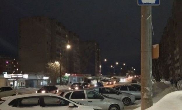 На улице Упита в Кирове пассажиров высаживают на проезжую часть