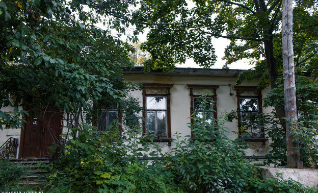 «Страшно выходить из дома»: в Кирове рухнула стена дома, в котором жил архитектор Чарушин