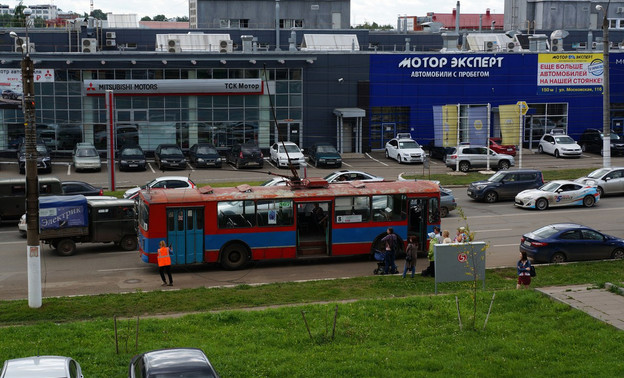 На улице Московской образовалась пробка из-за обрыва троллейбусных проводов
