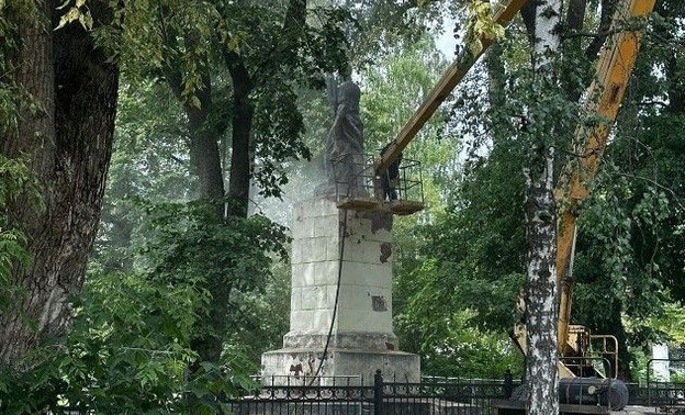 В Кирове начали ремонтировать памятник революционеру