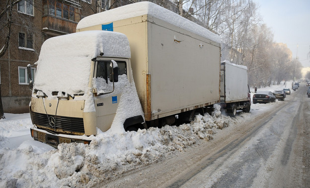 Кировская мэрия наняла спецорганизацию по перемещению машин, мешающих вывозу снега
