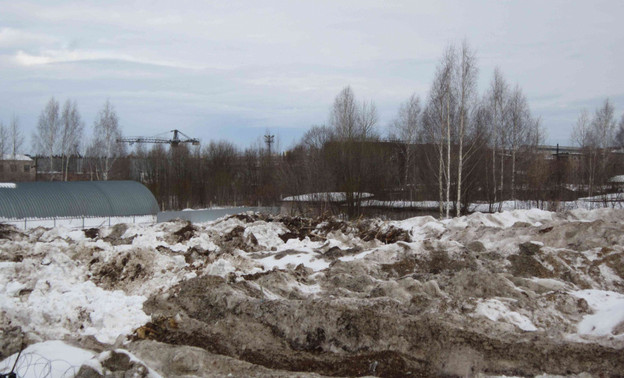 Неизвестные по ночам свозят грязный снег на незаконную снежную свалку в Кирове
