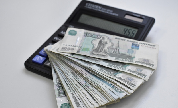 В Зуевском районе работодатель незаконно лишил сотрудника премии на год