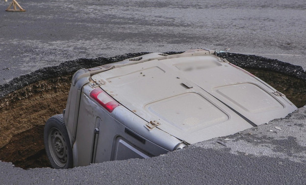 В Перми образовалась огромная яма на дороге, в которую провалилась «Газель»