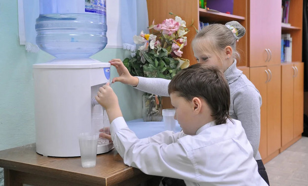 В Кировских образовательных учреждениях поддержали установку новых фильтров для воды