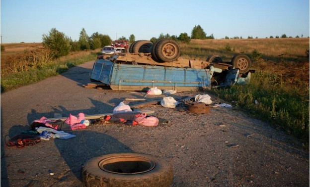 В Кировской области грузовик перевернулся от удара о мопед (ФОТО)
