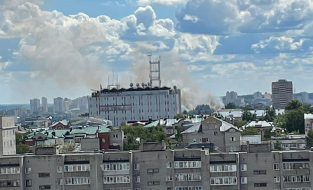 В центре Кирова горит дом