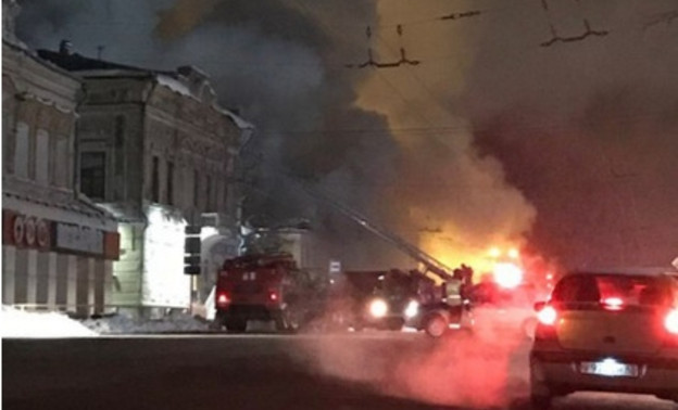 Сегодня ночью в центре Кирова горел жилой дом (ФОТО И ВИДЕО)