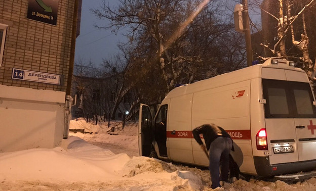 Машина скорой помощи завязла в снегу во дворе на улице Дерендяева