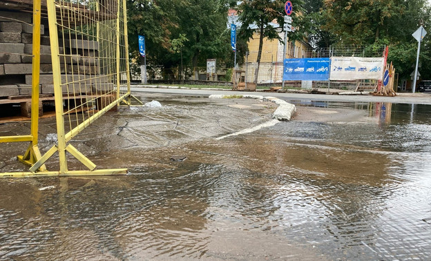 На пересечении улицы Московской и Динамовского проезда из-под асфальта бьёт «фонтан»