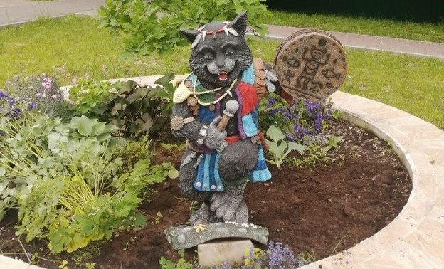В Слободском вернули фигуру учёного кота в детский парк