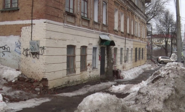 Кировчанка, живущая годами без отопления и воды, получит новую квартиру
