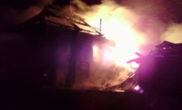 Ночью на улице Орловской сгорел старый нежилой дом