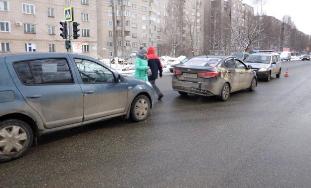 В Кирове водитель иномарки врезался в такси. Пострадала женщина