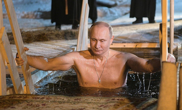 Владимир Путин окунулся в крещенскую купель