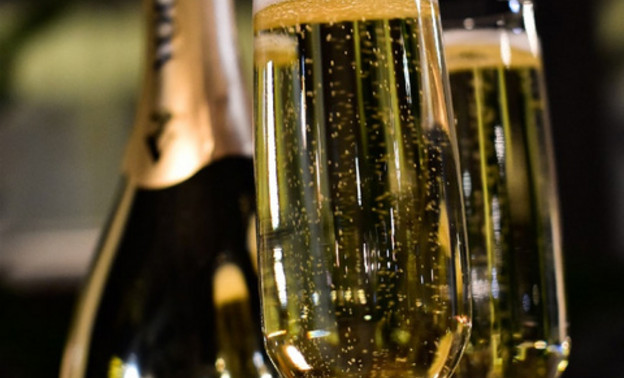 С нового года в России могут поднять цены на шампанское на 18%