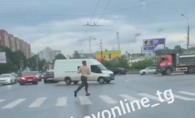 В Кирове сняли на видео неадекватного мужчину, бегающего по Московской