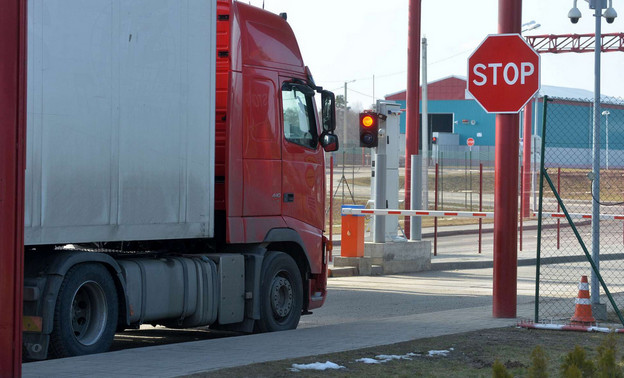 Госдума приняла законопроект о пересечении границы РФ грузовым транспортом по записи