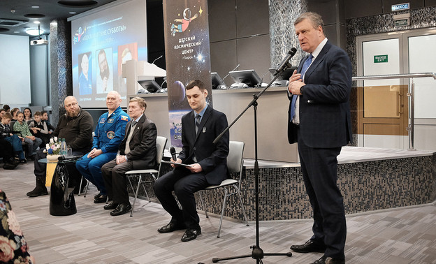 Игорь Васильев и известный лётчик-космонавт предложили запустить в космос кировский наноспутник