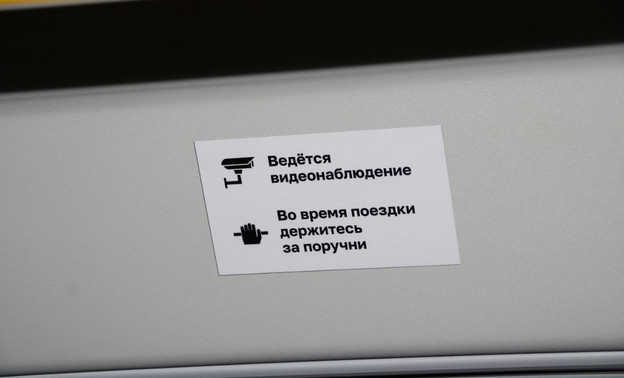 В автобусах КПАТ обновили информационные наклейки для пассажиров
