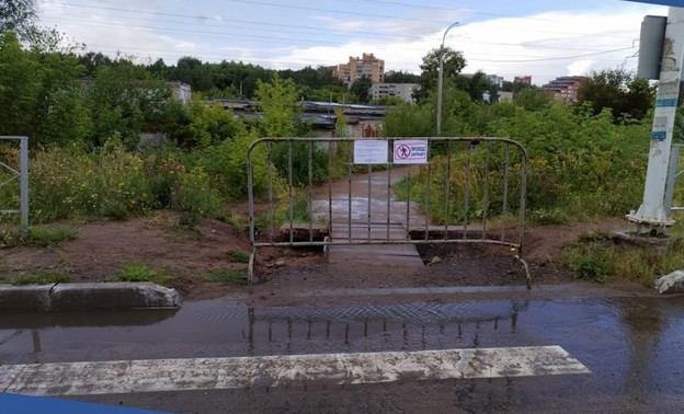 В Кирово-Чепецке ремонтируют пешеходную дорожку между 7 и 9 микрорайонами