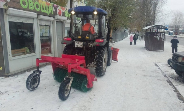 В Кирове продолжают чистить тротуары от снега и льда