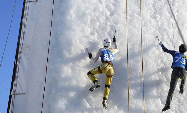 Кировчанка привезла золото со всероссийских соревнований по ледолазанию