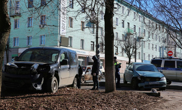 На перекрёстке Октябрьского проспекта и Спасской жёстко столкнулись два автомобиля