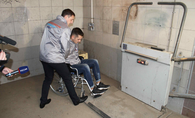 В подземных переходах Кирова не работают подъёмники для инвалидов: власти не знают, как их запустить