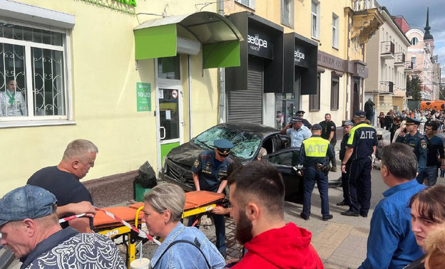 Автомобилист в Калуге вылетел с дороги и сбил 10 человек на тротуаре