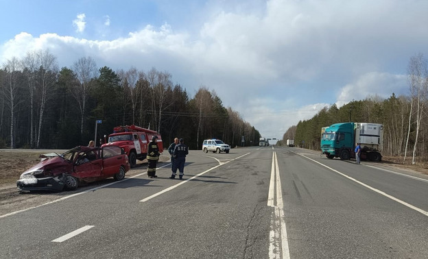 В Арбажском районе КамАЗ столкнулся с легковушкой. Погибла женщина