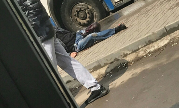 На автобусной остановке в Кирове неизвестные ножом ранили мужчину
